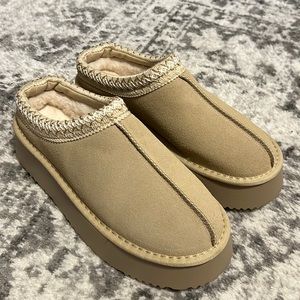 BRAND NEW Sand Tazz Platform Slippers